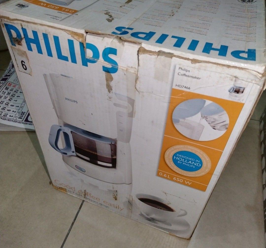 Philips coffee maker (Category: Coffee Machines & Makers) located in Cavite. Submitted by indigence (Listing ID 1308825819, Image 2). Description: slightly used with box and manual Philips Daily Collection Drip Coffee Maker HD7466 (White) Description: Selling a reliable, compact Philips drip coffee maker. Perfect for everyday home use, office desks, or small kitchens! Very simple to operate and clean. Key Features: Capacity: Compact glass jar hol