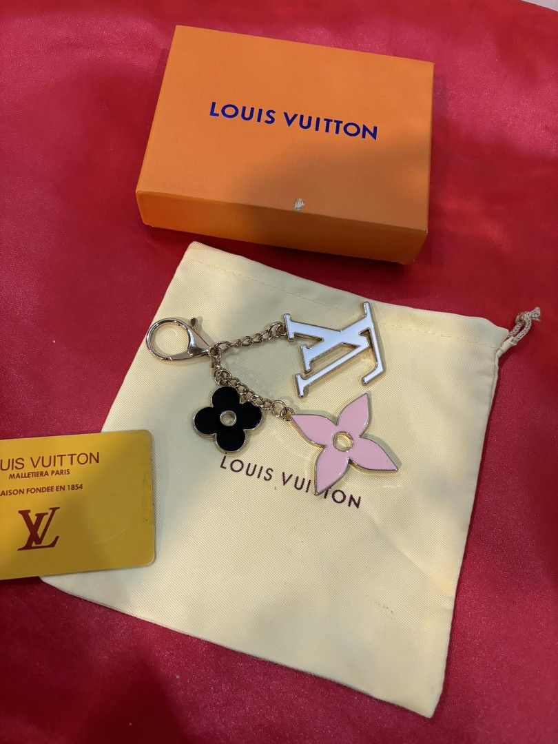 Lv keychain (Category: Luxury Accessories) located in Cebu City. Submitted by day.98 (Listing ID 1308881307, Image 3). Description: japan preloved gold keychain hardware 1500 each price with box.