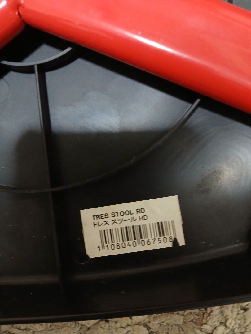 Stool (Category: Chairs) located in Singapore. Submitted by eong10 (Listing ID 1308956237, Image 3). Description: i got 4 stools. each $ 10.