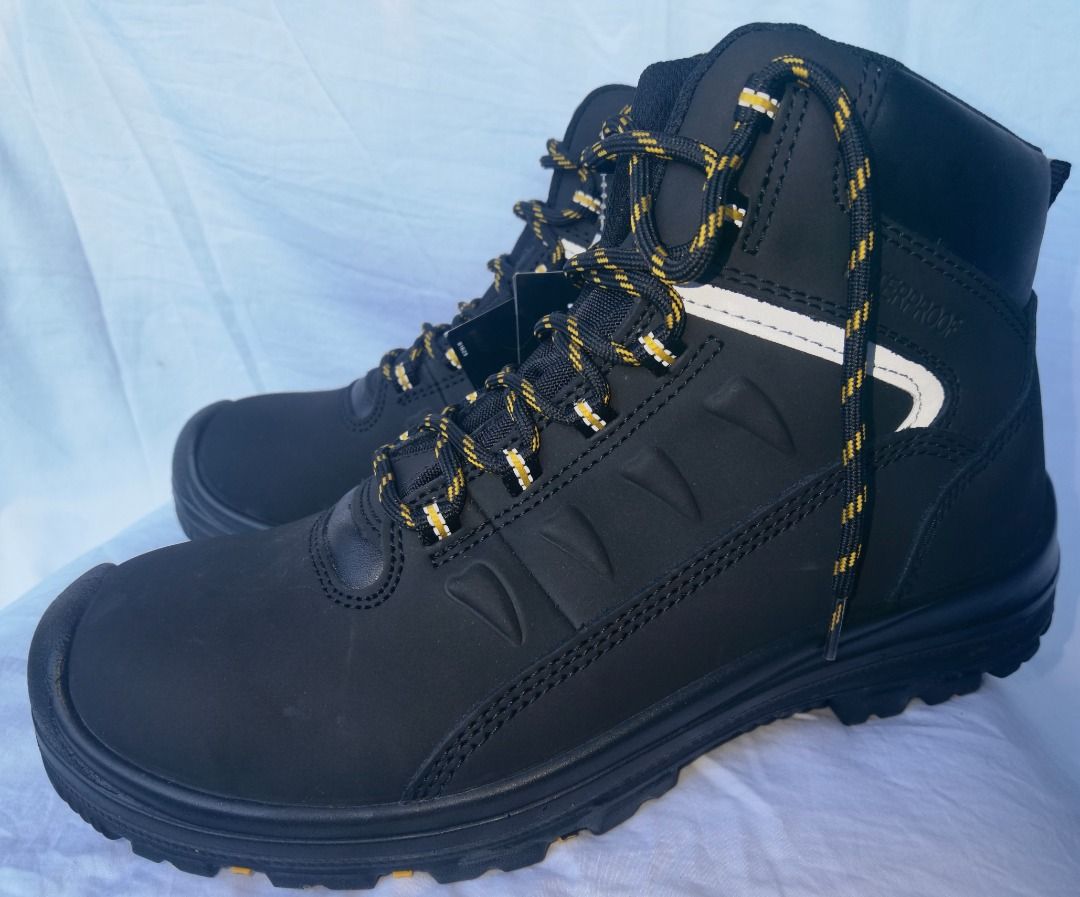 Terra Findlay Firma-Flex (Category: Boots) located in Santiago. Submitted by novelynlim (Listing ID 1308927432, Image 2). Description: Terra Findlays composite toe safety work boot Metal Free technology Waterproof.