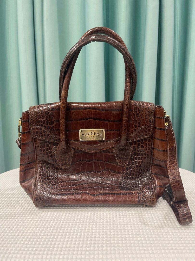 The Tannery Manila Leather Bag (Category: Shoulder Bags) located in Marikina City. Submitted by chineelaz (Listing ID 1308826609, Image 1). Description: Only used this maybe 2 or 3 times and then kept in the closet, but marking it as well-used due to imperfections. It’s a genuine leather bag, with some marks of worn leather from storage, especially where the handle touches the main bag. There’s also a small paint transfer from the closet on the s