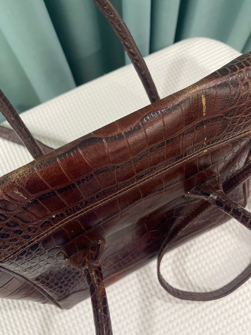 The Tannery Manila Leather Bag (Category: Shoulder Bags) located in Marikina City. Submitted by chineelaz (Listing ID 1308826609, Image 3). Description: Only used this maybe 2 or 3 times and then kept in the closet, but marking it as well-used due to imperfections. It’s a genuine leather bag, with some marks of worn leather from storage, especially where the handle touches the main bag. There’s also a small paint transfer from the closet on the s