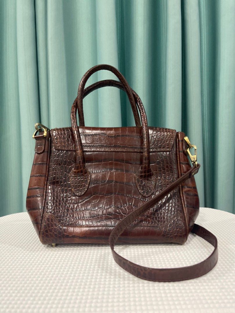 The Tannery Manila Leather Bag (Category: Shoulder Bags) located in Marikina City. Submitted by chineelaz (Listing ID 1308826609, Image 2). Description: Only used this maybe 2 or 3 times and then kept in the closet, but marking it as well-used due to imperfections. It’s a genuine leather bag, with some marks of worn leather from storage, especially where the handle touches the main bag. There’s also a small paint transfer from the closet on the s