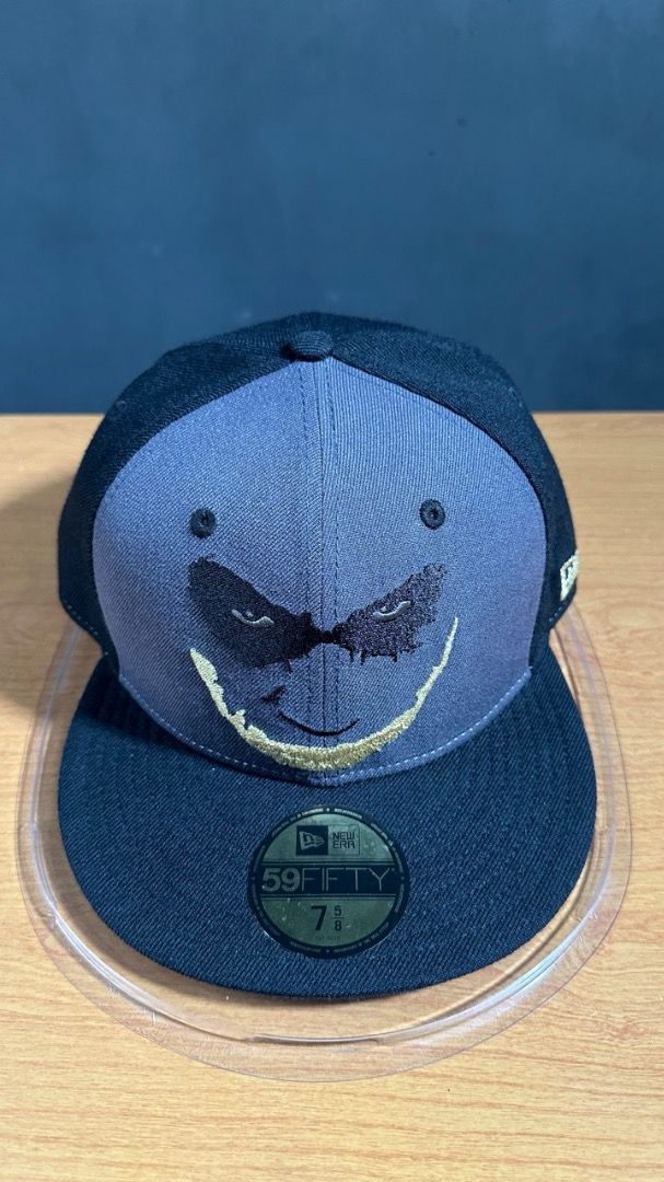 Topi New Era x DC Joker 59fifty Fitted 7 5/8, Fesyen Pria, Aksesoris, Topi di Carousell