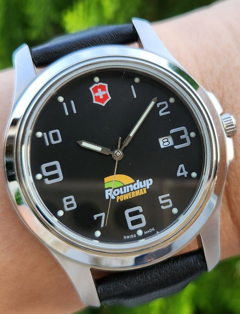 Victorinox Swiss Army 26052CB mens watch tested and in full working condition