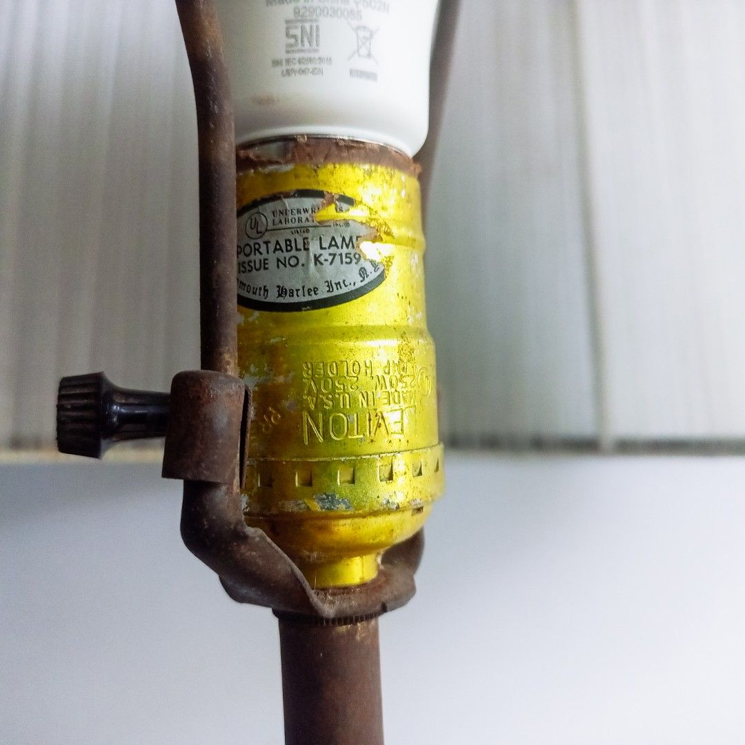 Vintage Lampu Meja & Leviton Lamp Holder Keindahan Klasik untuk Ruang