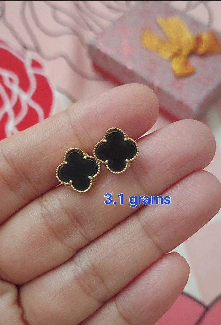 18k Gold Earrings VCA Black Onyx (Category: Earrings) located in Imus. Submitted by shaoe1616 (Listing ID 1309037566, Image 1). Description: 18k Saudi Gold 10mm black onyx 3.1 grams Used Twice RFS: Planning to buy a heavier piece of jewelry.