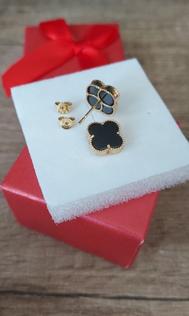 18k Gold Earrings VCA Black Onyx (Category: Earrings) located in Imus. Submitted by shaoe1616 (Listing ID 1309037566, Image 3). Description: 18k Saudi Gold 10mm black onyx 3.1 grams Used Twice RFS: Planning to buy a heavier piece of jewelry.