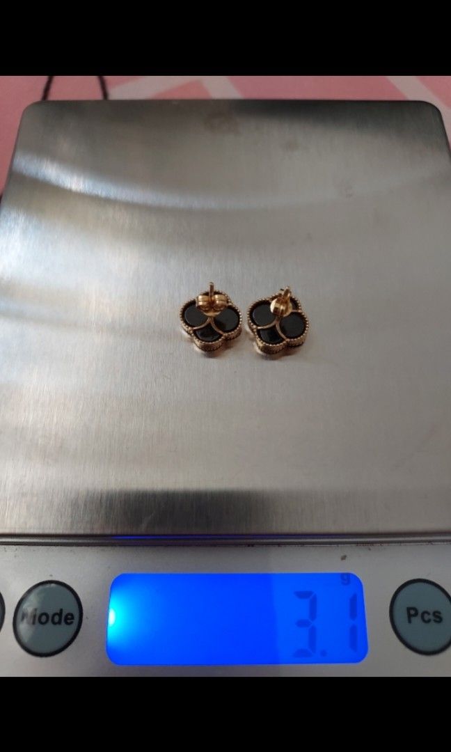 18k Gold Earrings VCA Black Onyx (Category: Earrings) located in Imus. Submitted by shaoe1616 (Listing ID 1309037566, Image 2). Description: 18k Saudi Gold 10mm black onyx 3.1 grams Used Twice RFS: Planning to buy a heavier piece of jewelry.