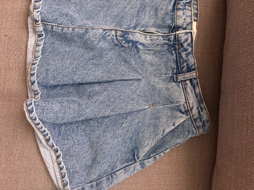 Cotton On Pleated Skirt (Category: Skirts) located in Quezon City. Submitted by charmenella (Listing ID 1309083189, Image 3). Description: Bought this for 1200/each 2pcs 1200 1pc 700 RFS: used only once during winter Size L po ako pero kasya sakin to. .