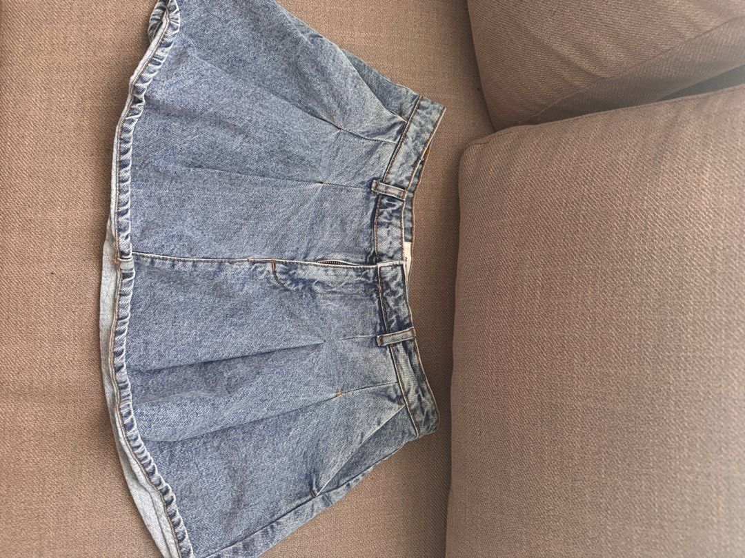 Cotton On Pleated Skirt (Category: Skirts) located in Quezon City. Submitted by charmenella (Listing ID 1309083189, Image 2). Description: Bought this for 1200/each 2pcs 1200 1pc 700 RFS: used only once during winter Size L po ako pero kasya sakin to. .