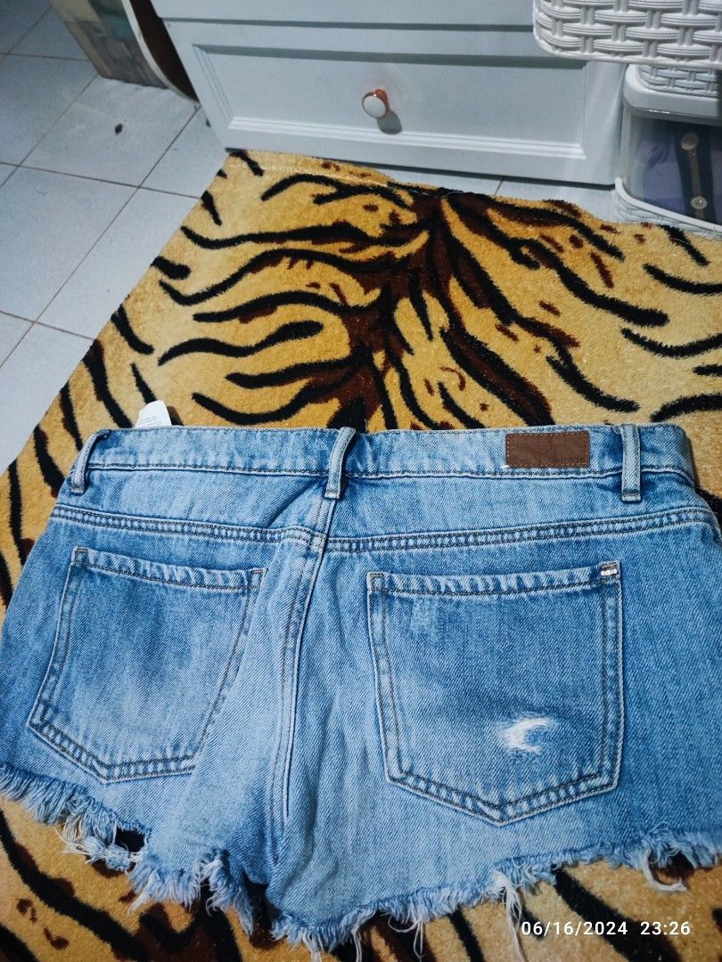 Garage Distressed Denim Shorts (Category: Shorts) located in Caloocan City. Submitted by bluschlez (Listing ID 1309156761, Image 3). Description: store-bought (around 2,000php) seldom used maganda in actual, bagay grunge style ;) small-medium pwede :) nakakasexy!.