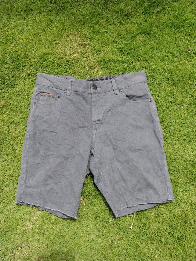 Hippy tree (Category: Shorts) located in Legazpi City. Submitted by genobecollectives (Listing ID 1309042475, Image 1). Description: hippy tree cut short size 33x19 excellent condition dm📨📨📨.