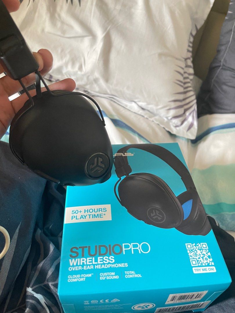 JLAB WIRELESS HEADPHONE (Category: Headphones & Headsets) located in Quezon City. Submitted by koyajis (Listing ID 1309090728, Image 1). Description: BRANDNEW 50hrs of playing 1800 orig price selling it for 999 .