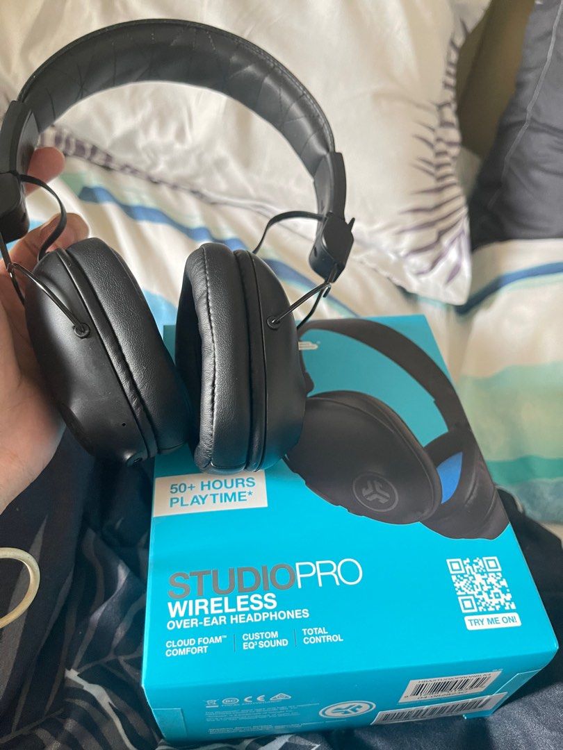 JLAB WIRELESS HEADPHONE (Category: Headphones & Headsets) located in Quezon City. Submitted by koyajis (Listing ID 1309090728, Image 2). Description: BRANDNEW 50hrs of playing 1800 orig price selling it for 999 .
