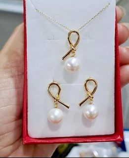 Knot Pearl & Jade 
Earrings & Pendant
18K Gold w/ South Sea Pearl & Authentic Jade NOTE: PENDANT ONLY