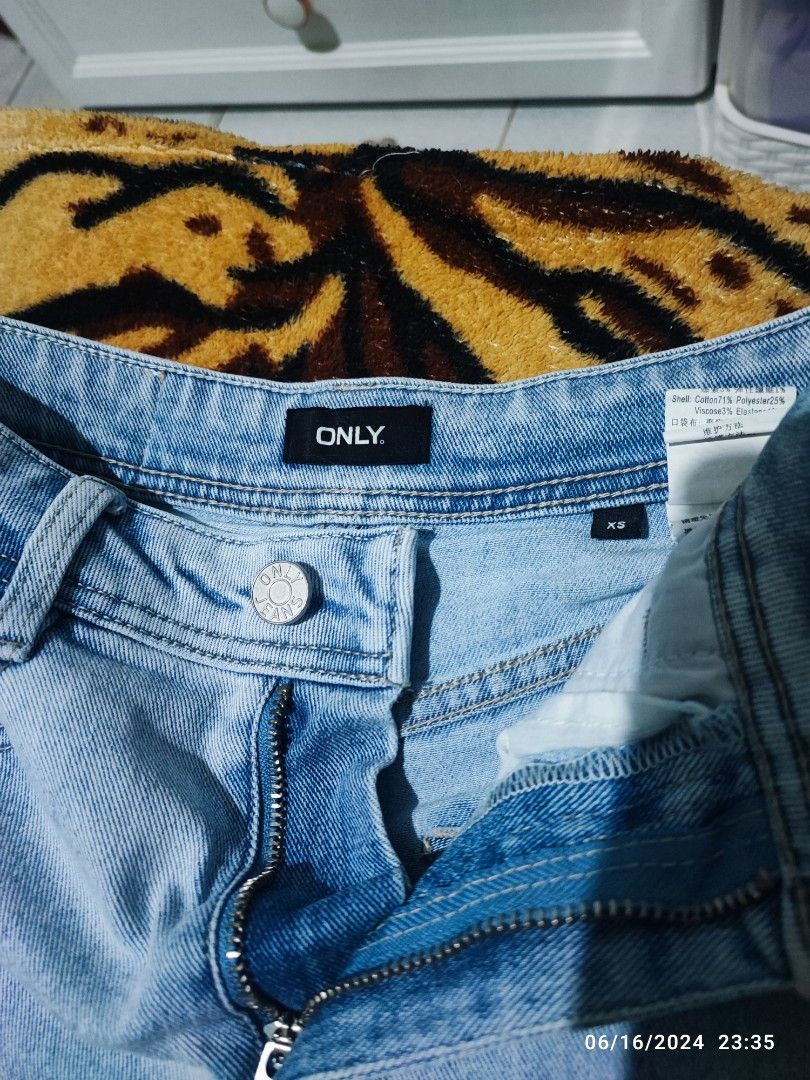 Only High Waist Denim Stroll Shorts (Category: Shorts) located in Caloocan City. Submitted by bluschlez (Listing ID 1309158092, Image 2). Description: Maganda as in parang bago pa Fit is very flattering XS pero nagkasya naman sakin kahit small ako.