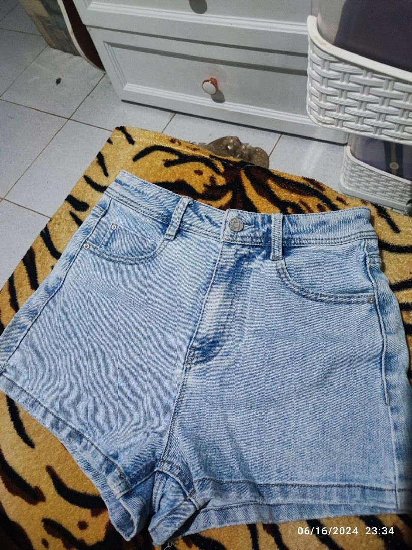 Only High Waist Denim Stroll Shorts (Category: Shorts) located in Caloocan City. Submitted by bluschlez (Listing ID 1309158092, Image 1). Description: Maganda as in parang bago pa Fit is very flattering XS pero nagkasya naman sakin kahit small ako.