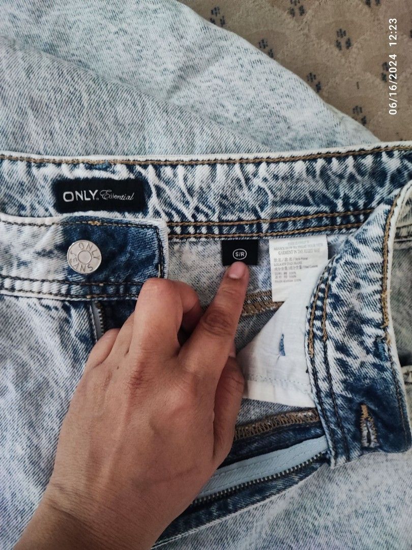 Only Wide leg High waist jeans (Category: Jeans) located in Caloocan City. Submitted by bluschlez (Listing ID 1309037482, Image 3). Description: Brand: Only wide leg high waist acid washed size small tattered/raw hem pants payment thru: BPI Gcash.