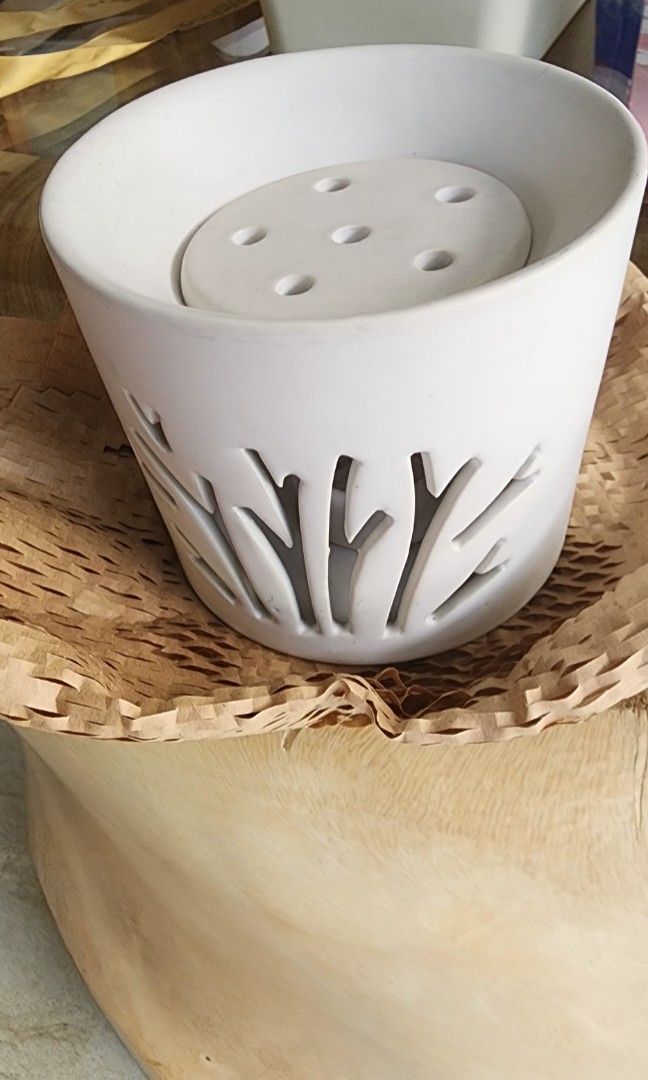 Porcelain Diffuser set (Category: Home Fragrance) located in Singapore. Submitted by winenwatch (Listing ID 1309067387, Image 1). Description: Seldom use diffuser holder Diameter 14cm by height 11.5cm Material: porcelain/clay some yellowish stain inside the holder.