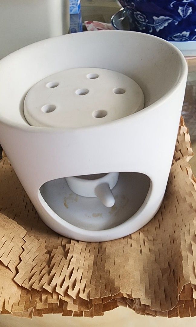 Porcelain Diffuser set (Category: Home Fragrance) located in Singapore. Submitted by winenwatch (Listing ID 1309067387, Image 2). Description: Seldom use diffuser holder Diameter 14cm by height 11.5cm Material: porcelain/clay some yellowish stain inside the holder.