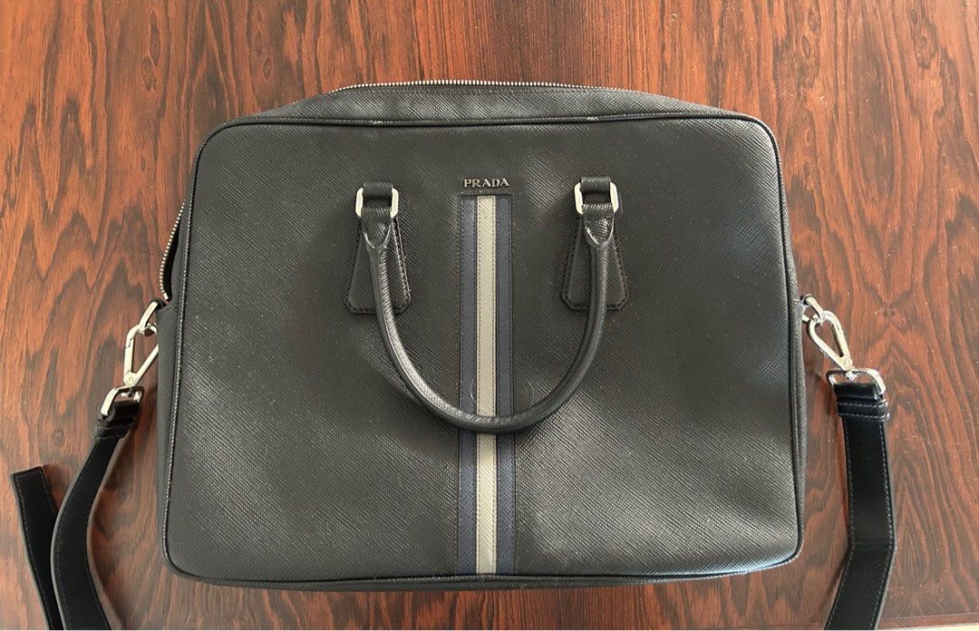 Prada bag (Category: Bags & Wallets) located in Singapore. Submitted by buynsell65 (Listing ID 1309059654, Image 1). Description: .
