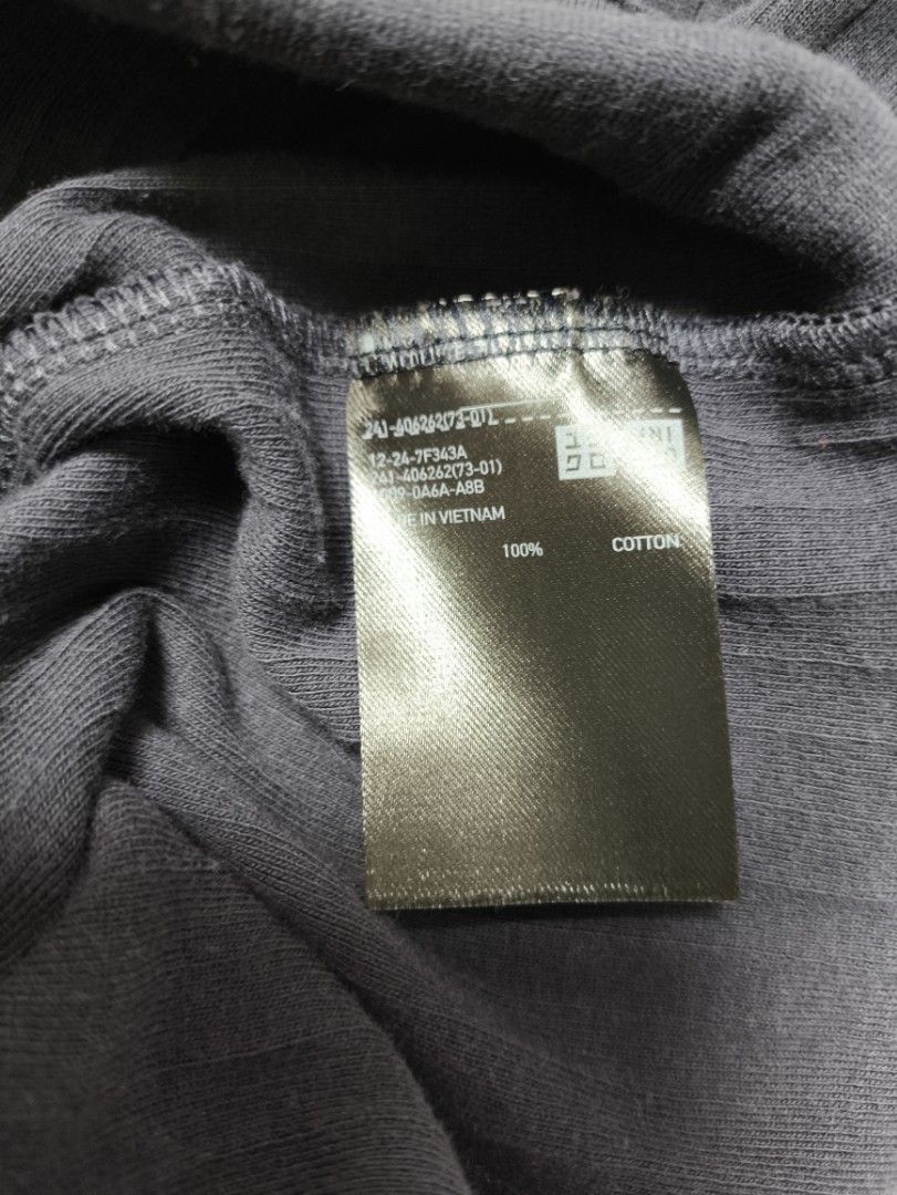 Uniqlo Navy Blue sleeveless (Category: Sleeveless) located in Quezon City. Submitted by guaranteed_authentic (Listing ID 1309094068, Image 3). Description: 100% mall bought uniqlo sleeveless Navy Blue size small used 2x only and just kept in closet..