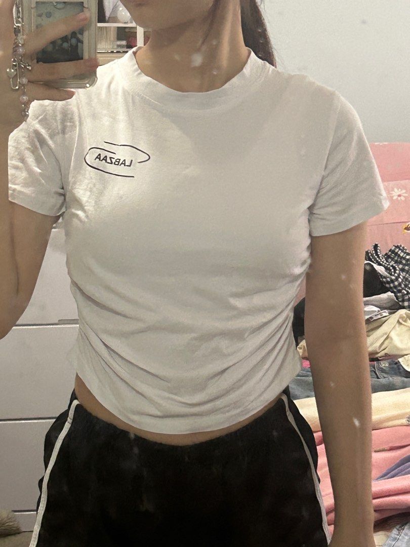 y2k plain basic white tee (Category: Shirts) located in Singapore. Submitted by eggtoast_ (Listing ID 1309052389, Image 3). Description: •basic tee that can match any pants! •comfortable and slightly see through (not obvious from far) •for reference, i am 158cm tall, 45kg, quite petite •dm me for measurements or if you have any questions <3 •check out my page for other clothes i am selling as buying multiple items at once with a fixed delivery pr