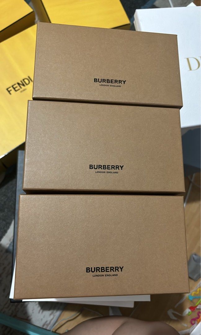 ‼️ Authentic Burberry Shades/Sunglasses Box (Category: Luxury Accessories) located in Quezon City. Submitted by box.luxebycheng (Listing ID 1309340445, Image 1). Description: BOX ONLY 600 each.