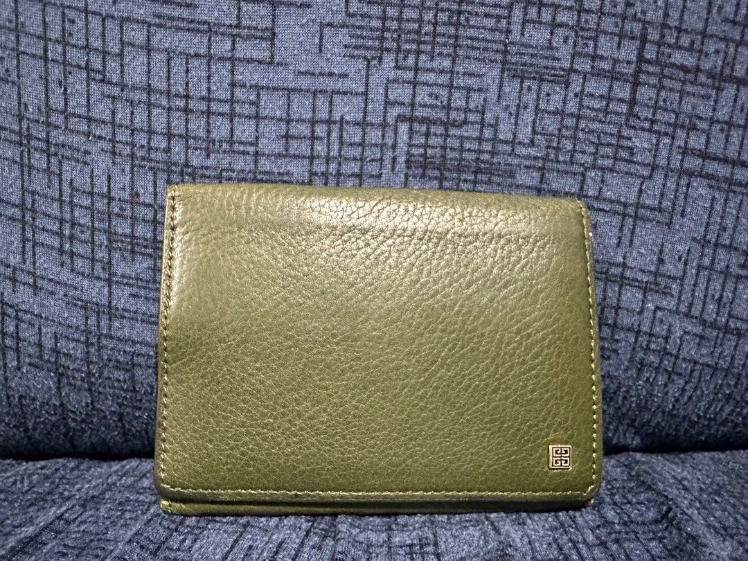 Authentic Givenchy Card Holder (Category: Luxury Bags & Wallets) located in Pasig City. Submitted by pearlovesjohann (Listing ID 1309244109, Image 1). Description: Japan sourced With rubs please see last photo.
