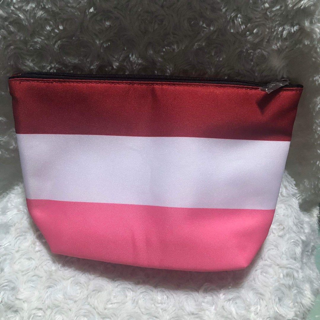 Clinique x Kate Spade Makeup Pouch (Category: Makeup) located in Mandaue City. Submitted by wyatt_whatevers (Listing ID 1309230145, Image 2). Description: Clinique x Kate Spade Cosmetic pouch Authentic Brand New.