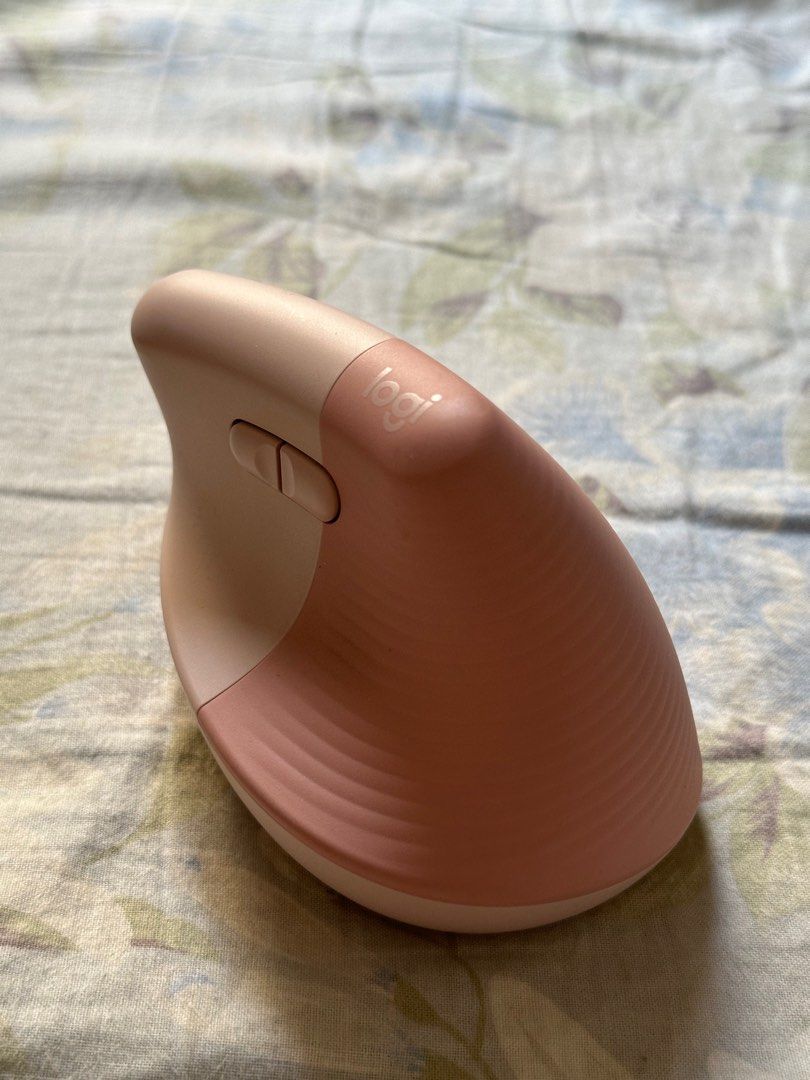 Logitech Lift Vertical Ergonomic Wireless Mouse (Category: Mouse & Mousepads) located in Taguig. Submitted by chrryblssmhvn (Listing ID 1309185608, Image 3). Description: only used twice rfs: papalit ako ng grey 3900+ original price complete inclusion (box/manual/battery) NO ISSUE.