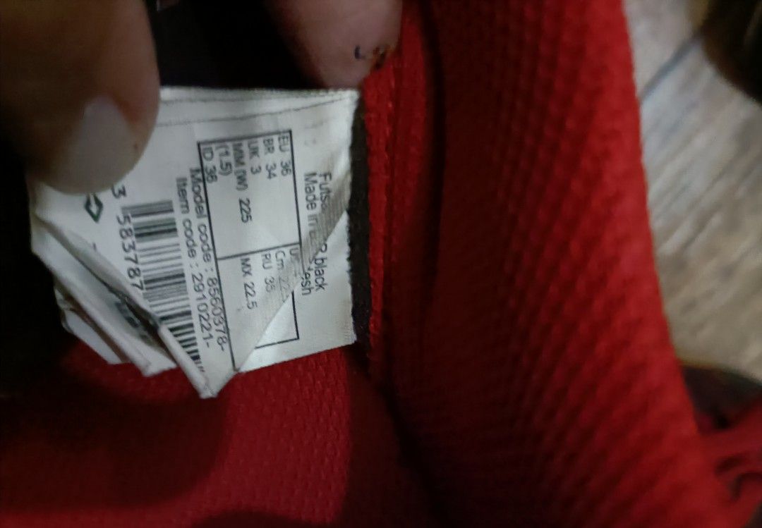 Futsal shoes (Category: Sneakers) located in Imus. Submitted by cheesery_14 (Listing ID 1309313582, Image 3). Description: size 36.