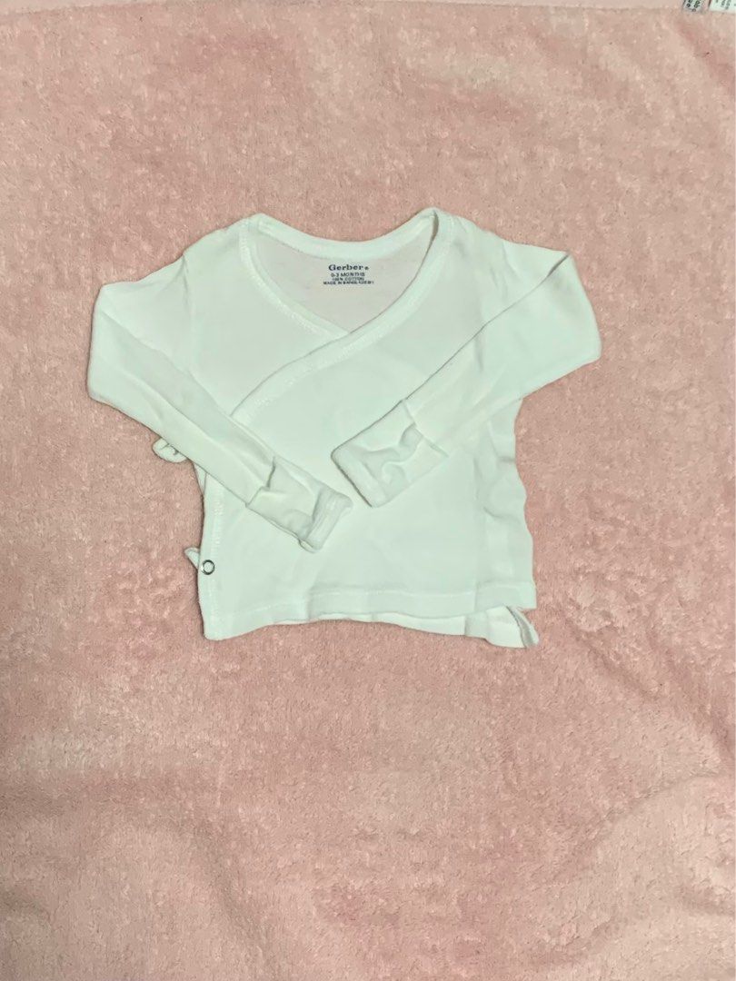 Gerber Longsleeves Onesies 0-6 Months (Category: Babies & Kids Fashion) located in Hermosa. Submitted by ninangjill (Listing ID 1309268949, Image 2). Description: 2 onesie 3-6 mo 1 snap button 0-3 mo Pwede pa po magoffer 3 for 100.
