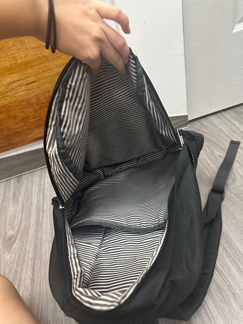 Backpack (Category: Backpacks) located in Singapore. Submitted by chel.123456789.lim.xy (Listing ID 1309348381, Image 3). Description: Used this bag in secondary school Well used, zipper no damage .