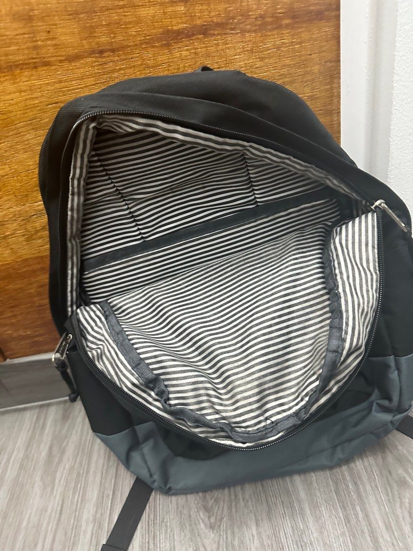Backpack (Category: Backpacks) located in Singapore. Submitted by chel.123456789.lim.xy (Listing ID 1309348381, Image 2). Description: Used this bag in secondary school Well used, zipper no damage .