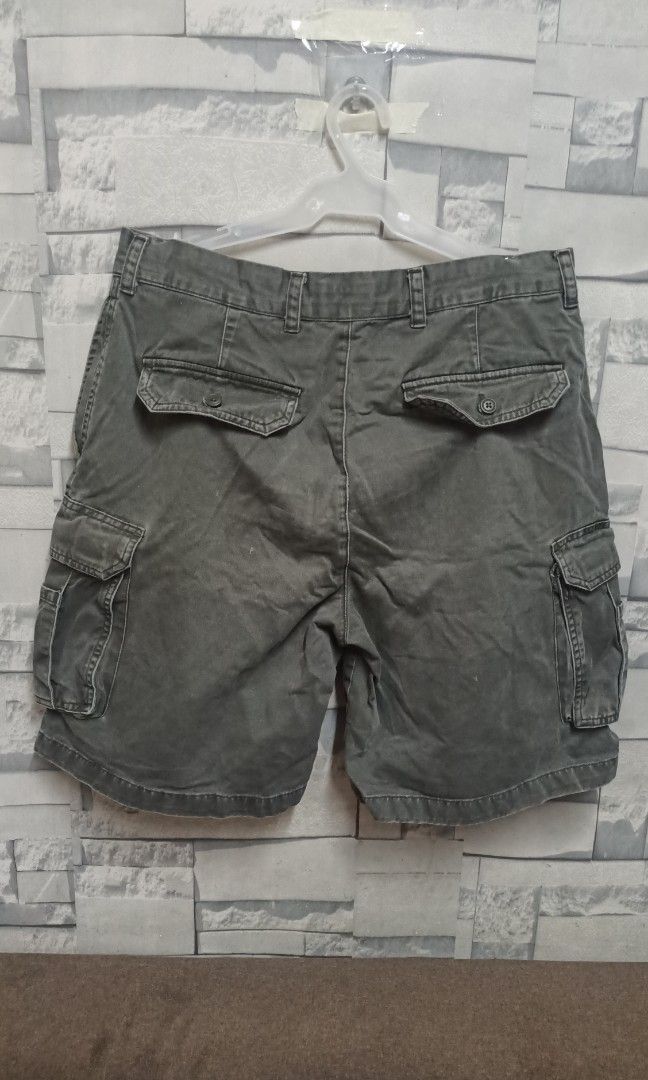 IZOD 6 pocket cargo shorts (Category: Shorts) located in Quezon City. Submitted by Ajcee (Listing ID 1309326802, Image 2). Description: *original *came from united states *size 32 seen on tag *actual pictures already posted *sf shouldered by buyer via j&t,lalamove/grab *gcash payment *location: quezon city.