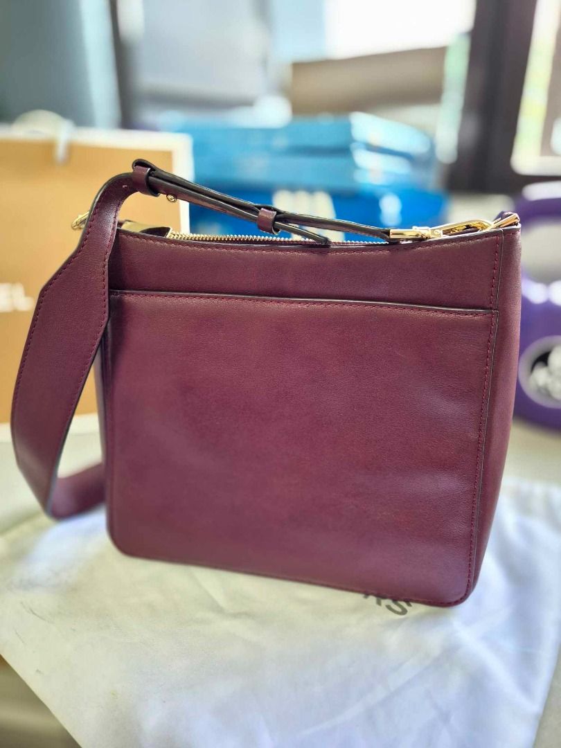 Michael Kors Gloria Leather Messenger (Category: Luxury Bags & Wallets) located in Quezon City. Submitted by martn. (Listing ID 1309216115, Image 2). Description: Authentic Michael Kors Gloria Leather Messenger bought in the US. Never Used Color: OXBLOOD Delivery Fee shouldered by buyer..