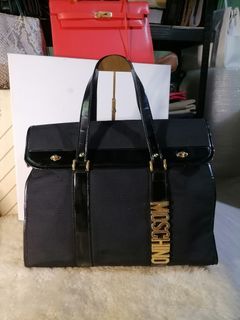 MOSCHINO Japan Authentic!
Traveling Bag in Thick Canvas
Hardware still Super Gold! 
In Excellent Condition,
Dimensions : 45cm x35cm x 20cm
