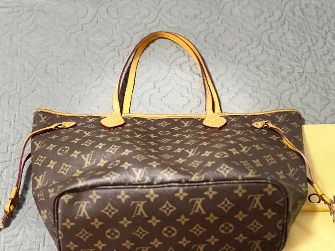Original Pre loved LV Neverfull (Category: Luxury Bags & Wallets) located in Manila. Submitted by maritesro32670 (Listing ID 1309292365, Image 2). Description: Original LV Neverfull Slightly used But Not Abused. You can authenticate the code is visible and sign of usage is also seen in the pictures (minimal floss). Only bag and dust bag no other inclusion. You may check the number of stiches as proof of original. Very good condition 🥰.