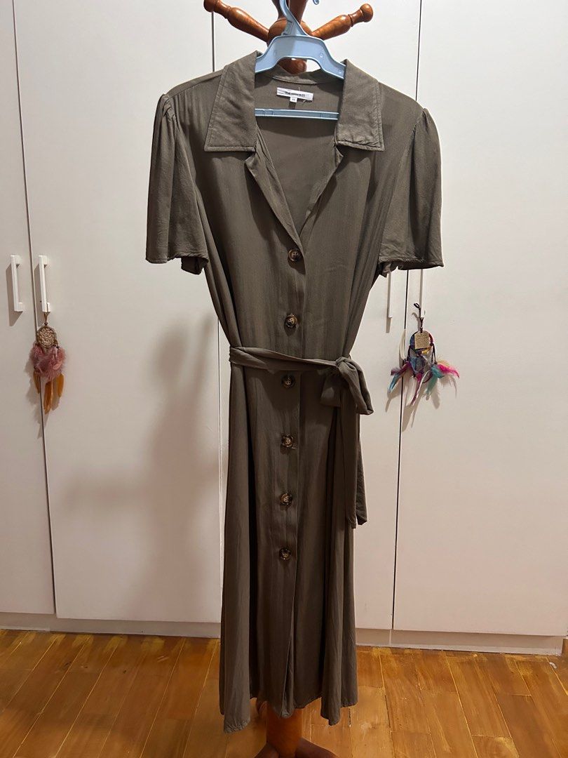 Preloved THE EDIT Flowy Collared Olive Buttondown Dress (Category: Dresses) located in Pateros City. Submitted by mikan95 (Listing ID 1309227660, Image 1). Description: Brand: the----edit Style: Soft & Flowy Olive Green Buttondown dress which comes with a tie-on belt Size: XS but can fit Small to Medium Flaws: None, just needs to be ironed RFS: Decluttering Other details: Really good quality and classy If you have questions, please don't hesitate