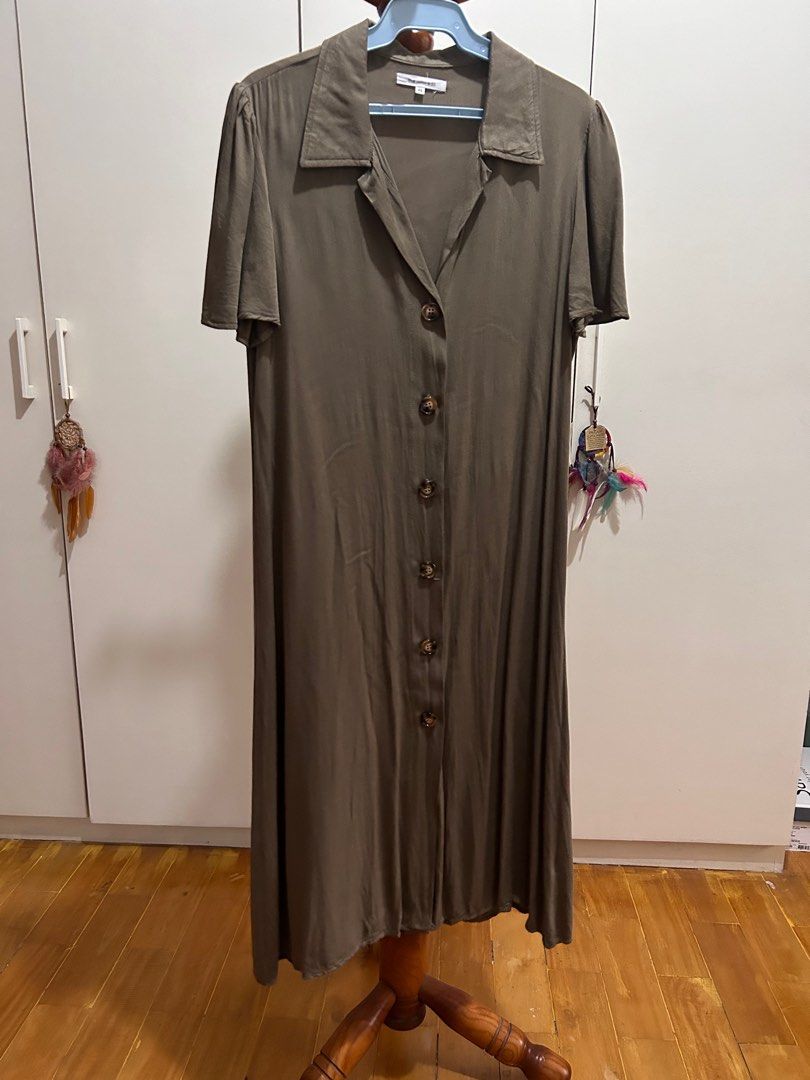 Preloved THE EDIT Flowy Collared Olive Buttondown Dress (Category: Dresses) located in Pateros City. Submitted by mikan95 (Listing ID 1309227660, Image 3). Description: Brand: the----edit Style: Soft & Flowy Olive Green Buttondown dress which comes with a tie-on belt Size: XS but can fit Small to Medium Flaws: None, just needs to be ironed RFS: Decluttering Other details: Really good quality and classy If you have questions, please don't hesitate