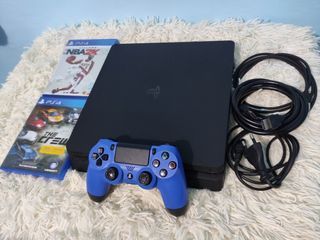 PS4 Slim 500GB w/ 2 physcal game & 1 V2 controller