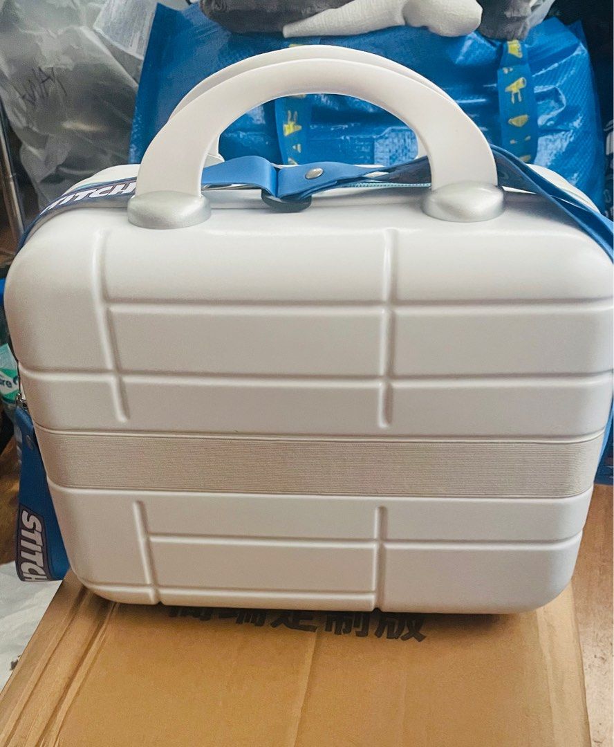 Small Travel Bag with Sling (Category: Luxury Bags & Wallets) located in Quezon City. Submitted by mymini.closet (Listing ID 1309202986, Image 2). Description: Orig price 1500 Capacity 20 Seldom used No issues Pickup Commonwealth Ave QC .