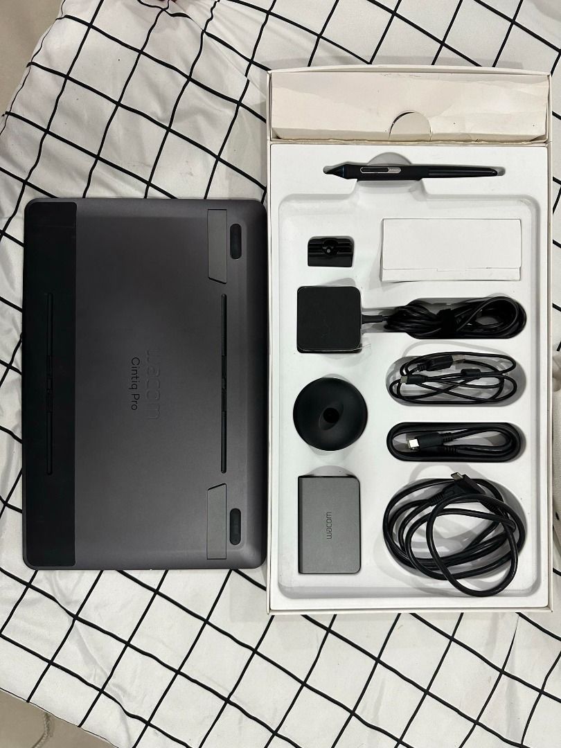 Wacom Cintiq Pro 13 (Category: Monitor Screens) located in Dasmarinas. Submitted by buboyd (Listing ID 1309322933, Image 1). Description: Wacom Cintiq Pro 13 • 13.3 inch (33.78 cm) • Multi Touch • 87% Adobe RGB • 1920 x 1080 (FHD) • Wacom Pro Pen 2 • With Free HDMI Cable 20,000 Issue missing top box cover Location Salitran Dasmarinas.