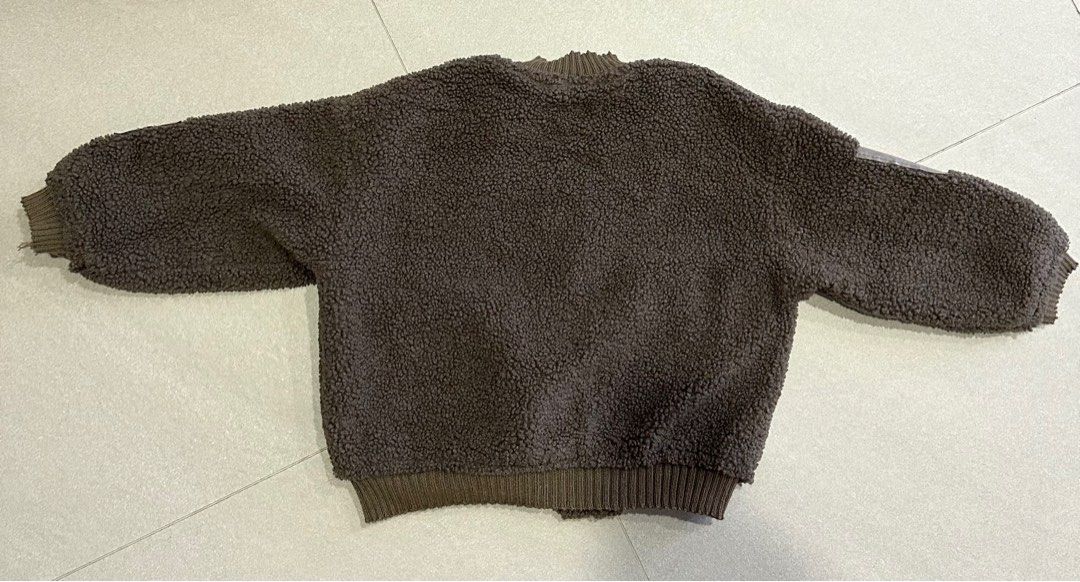 Winter outer jacket (Category: Babies & Kids Fashion) located in Singapore. Submitted by tehonly (Listing ID 1309264385, Image 2). Description: Perfect winter OOTD for your kid Worn for one trip only Shoulder to sleeve - 42cm Length - 42cm Width - 42cm.