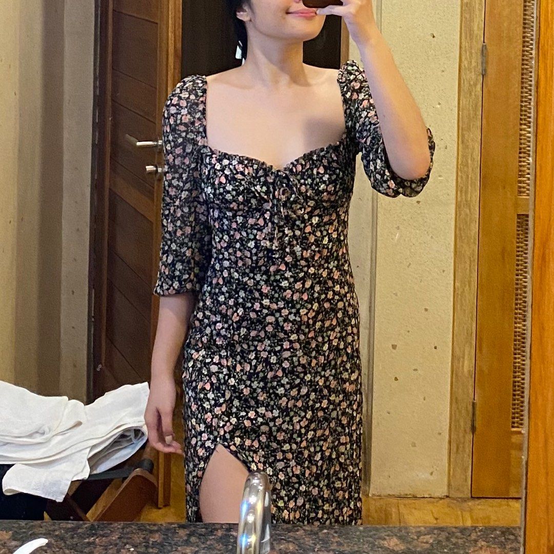 Zara Floral Midi Dress (Category: Dresses) located in Quezon City. Submitted by chescuh (Listing ID 1309200672, Image 1). Description: - only used twice - midi length, side slit, puffed sleeves with sweetheart neckline - hard to let go bc it holds sentimental value but not my style anymore 🥹 - issue: there’s a small rip on the zipper side (kilikili area) but not seen naman when worn + it’s already there when i bought it in store (still got it bc