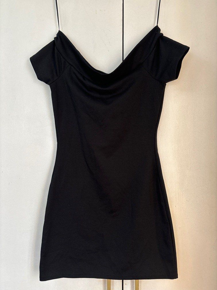 Zara Off Shoulder Black Dress (Category: Dresses) located in Manila. Submitted by shop_overflow (Listing ID 1309257117, Image 1). Description: .