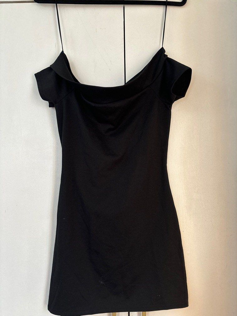 Zara Off Shoulder Black Dress (Category: Dresses) located in Manila. Submitted by shop_overflow (Listing ID 1309257117, Image 3). Description: .