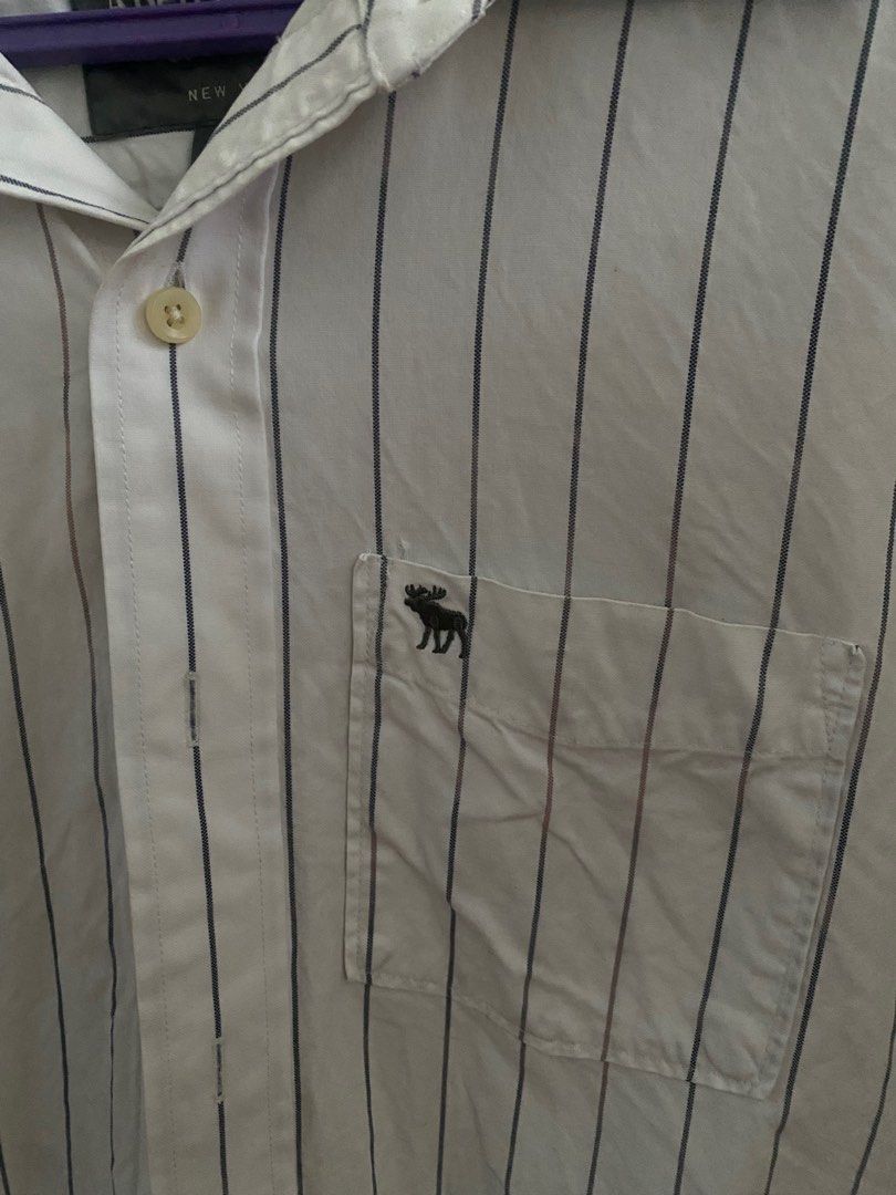 Abercrombie & Fitch Muscle Button down shirt (Category: Formal Shirts) located in Pasig City. Submitted by almondbrunnette (Listing ID 1309441173, Image 2). Description: Has fading — as seen on pictures but not that noticeable.